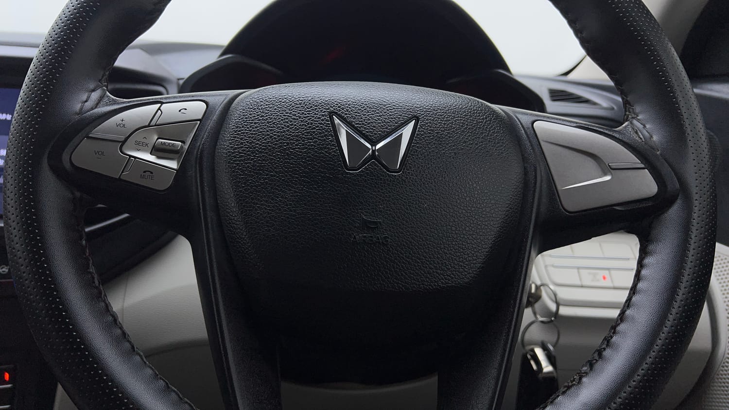 Used 2023 Mahindra XUV 300 W6 1.5 Diesel Diesel Manual top_features Airbags