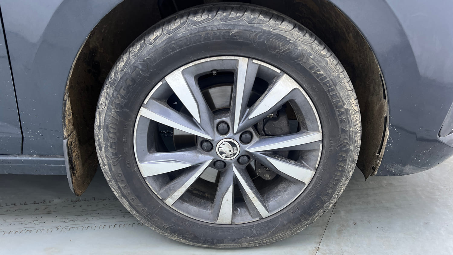 Used 2025 Skoda Slavia Style 1.0L TSI AT Petrol Automatic tyres RIGHT FRONT TYRE RIM VIEW