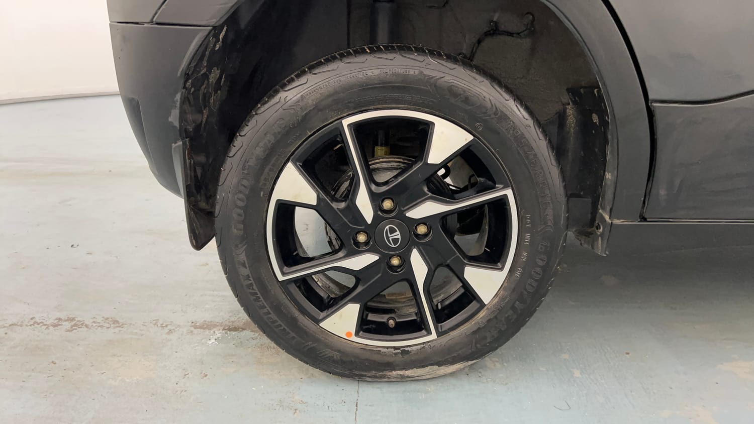 Used 2024 Tata Punch Accomplished Dazzle Sunroof CNG Cng Manual tyres RIGHT REAR TYRE RIM VIEW