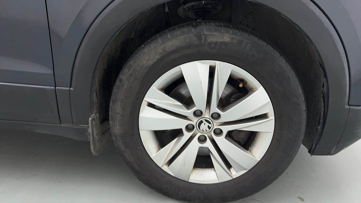 Used 2023 Skoda Kushaq Ambition 1.5L TSI MT Petrol Manual tyres RIGHT FRONT TYRE RIM VIEW