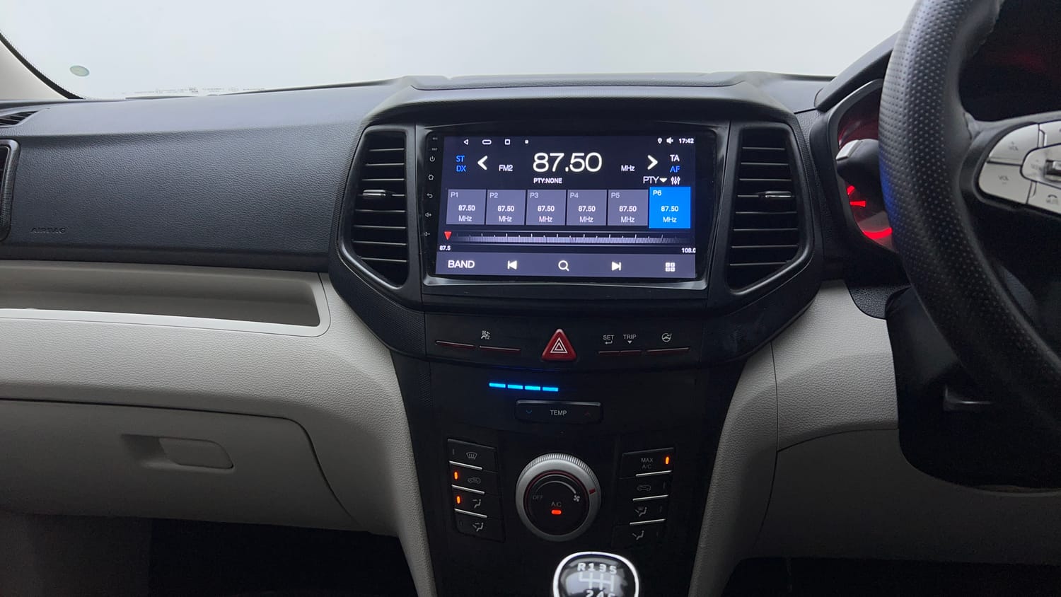 Used 2023 Mahindra XUV 300 W6 1.5 Diesel Diesel Manual top_features Integrated (in-dash) music system