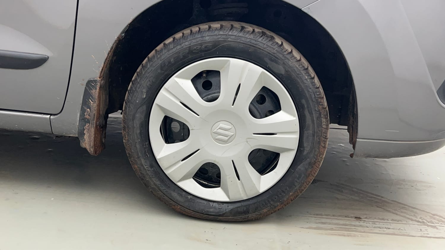 Used 2012 Maruti Suzuki Wagon R 1.0 VXi Petrol Manual tyres RIGHT FRONT TYRE RIM VIEW
