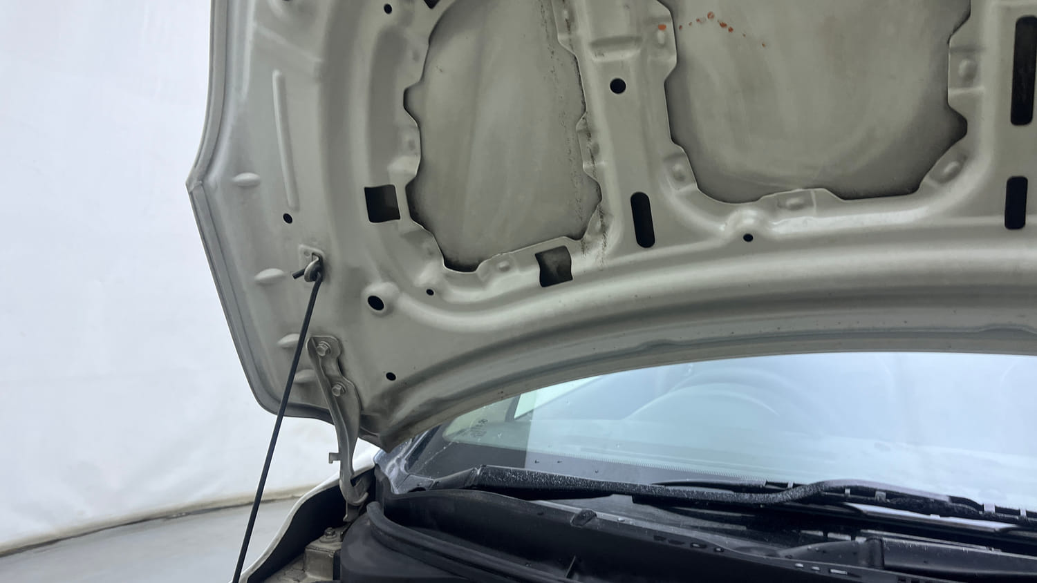 Used 2012 Hyundai i20 Sportz 1.2 Petrol Manual engine ENGINE RIGHT SIDE HINGE & APRON VIEW
