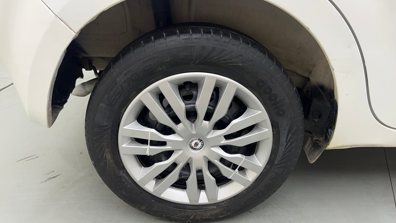 Used 2023 Maruti Suzuki Wagon R VXI 1.0 AGS Petrol Automatic tyres RIGHT REAR TYRE RIM VIEW