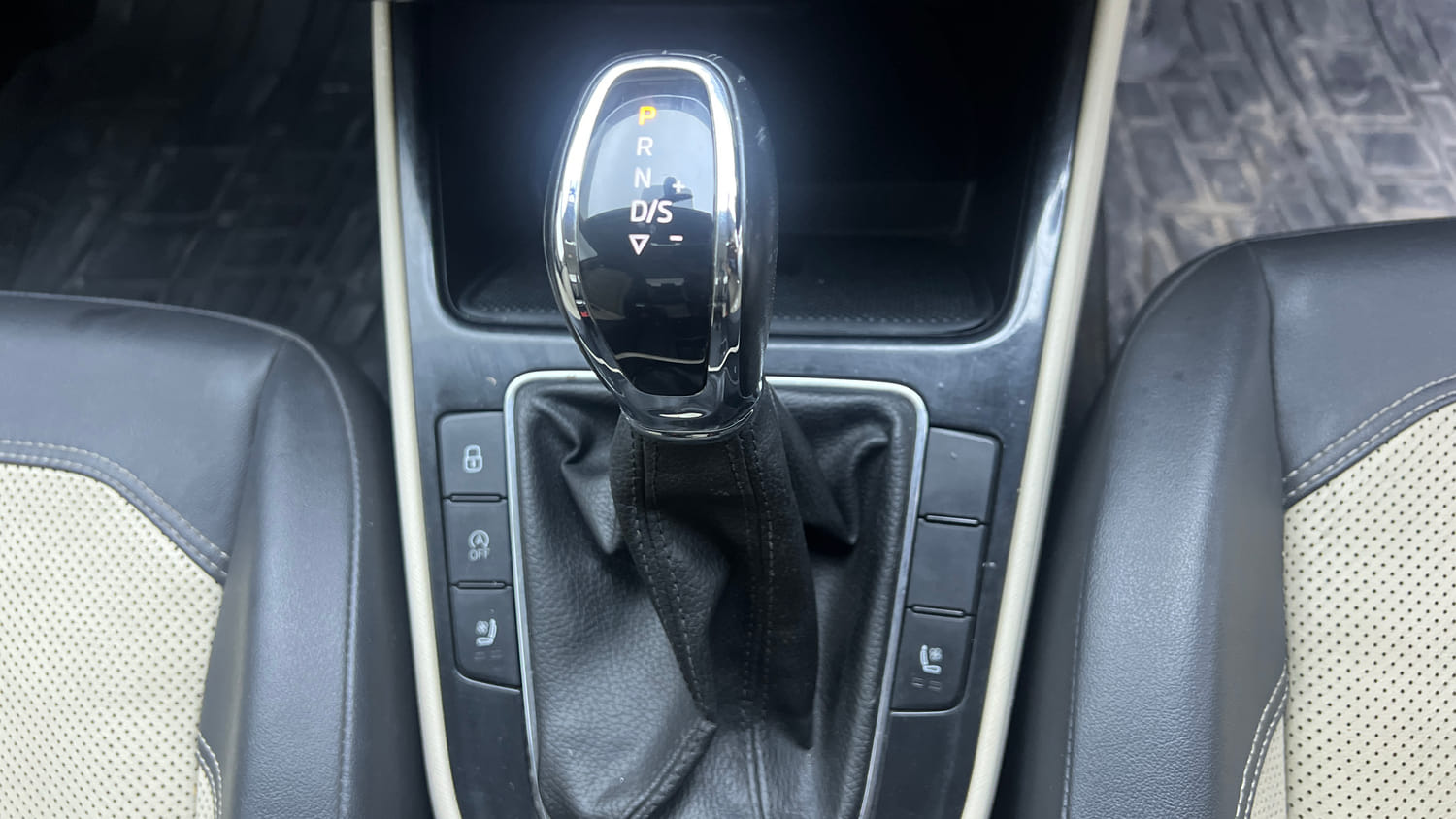 Used 2025 Skoda Slavia Style 1.0L TSI AT Petrol Automatic interior GEAR  KNOB VIEW