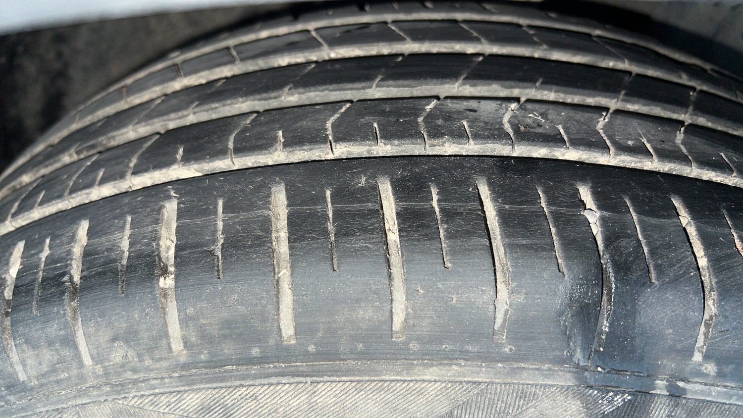 Used 2023 Skoda Kushaq Ambition 1.5L TSI MT Petrol Manual tyres RIGHT FRONT TYRE TREAD VIEW