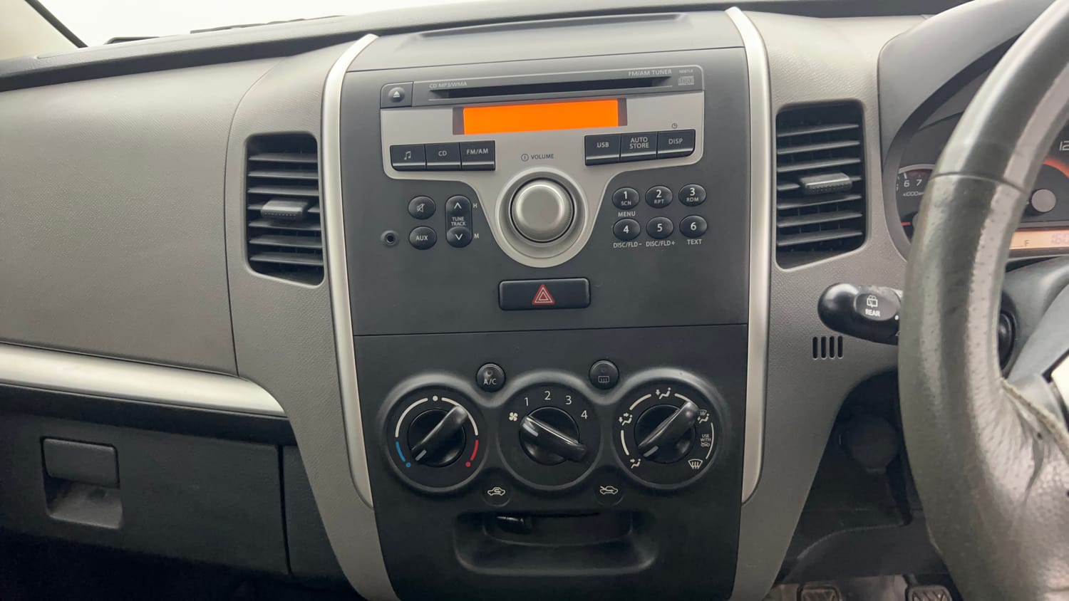 Used 2012 Maruti Suzuki Wagon R 1.0 VXi Petrol Manual top_features Integrated (in-dash) music system