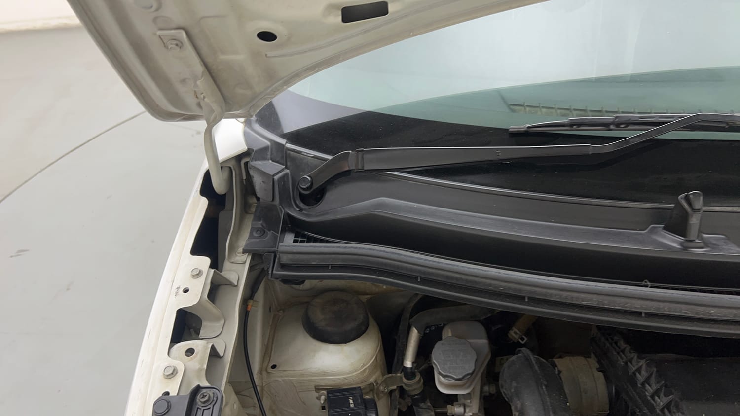 Used 2023 Maruti Suzuki Wagon R VXI 1.0 AGS Petrol Automatic engine ENGINE RIGHT SIDE HINGE & APRON VIEW