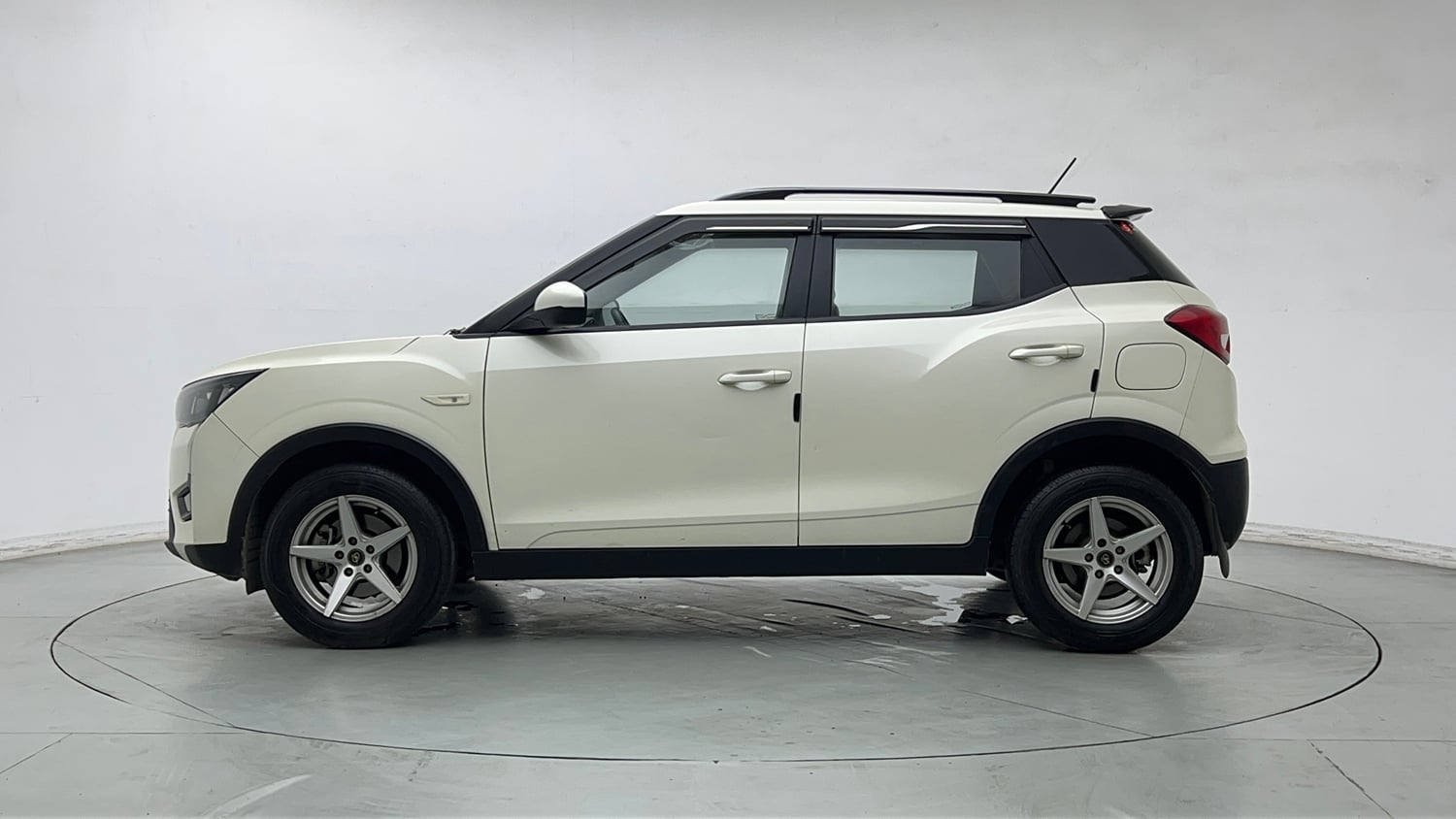 Used 2023 Mahindra XUV 300 W6 1.5 Diesel Diesel Manual exterior LEFT SIDE VIEW