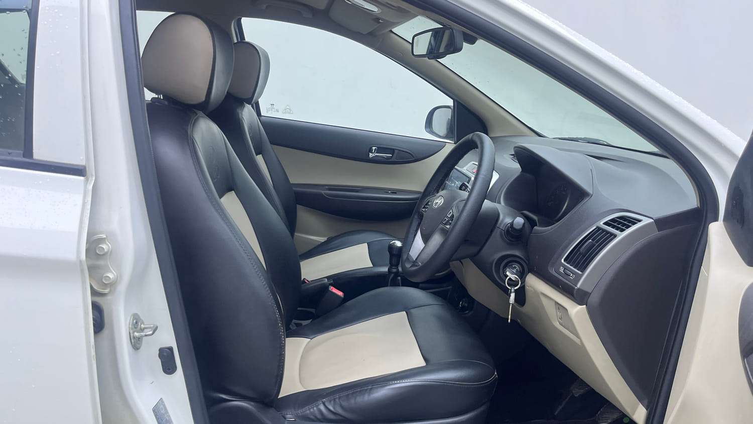 Used 2012 Hyundai i20 Sportz 1.2 Petrol Manual interior RIGHT SIDE FRONT DOOR CABIN VIEW