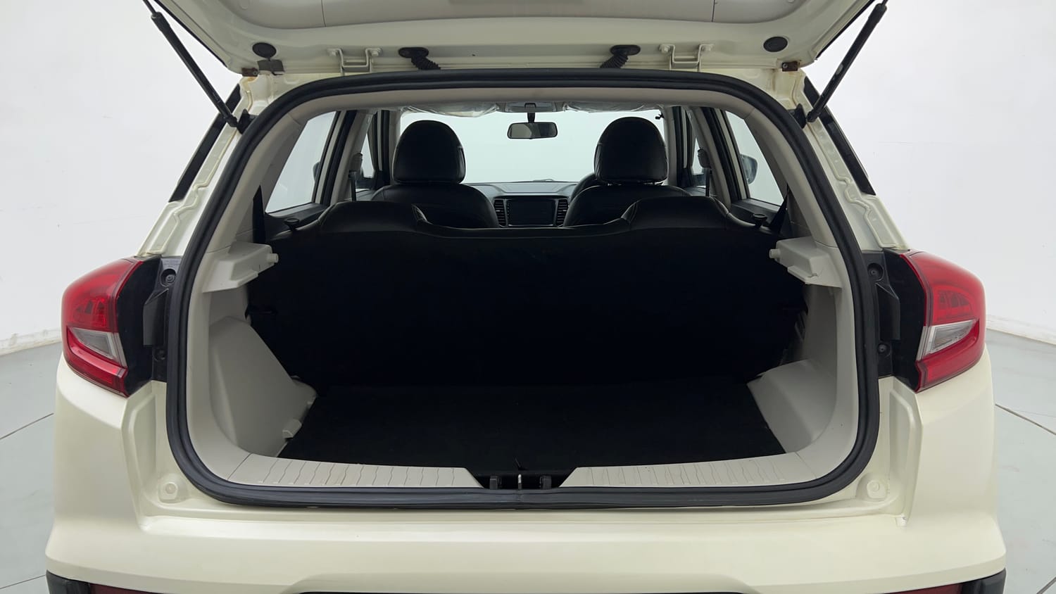 Used 2023 Mahindra XUV 300 W6 1.5 Diesel Diesel Manual interior DICKY INSIDE VIEW