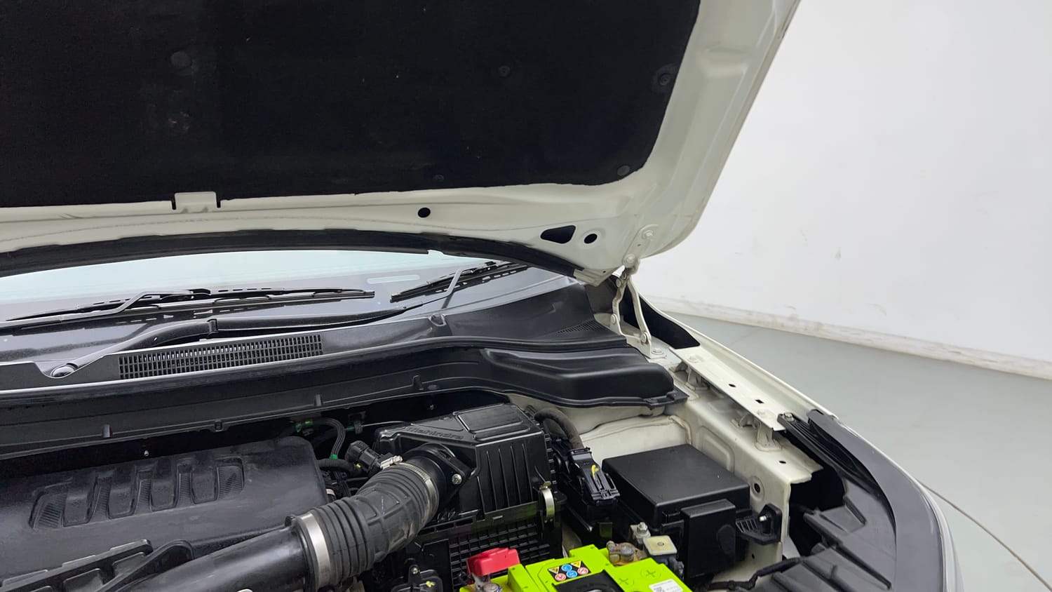 Used 2023 Mahindra XUV 300 W6 1.5 Diesel Diesel Manual engine ENGINE LEFT SIDE HINGE & APRON VIEW