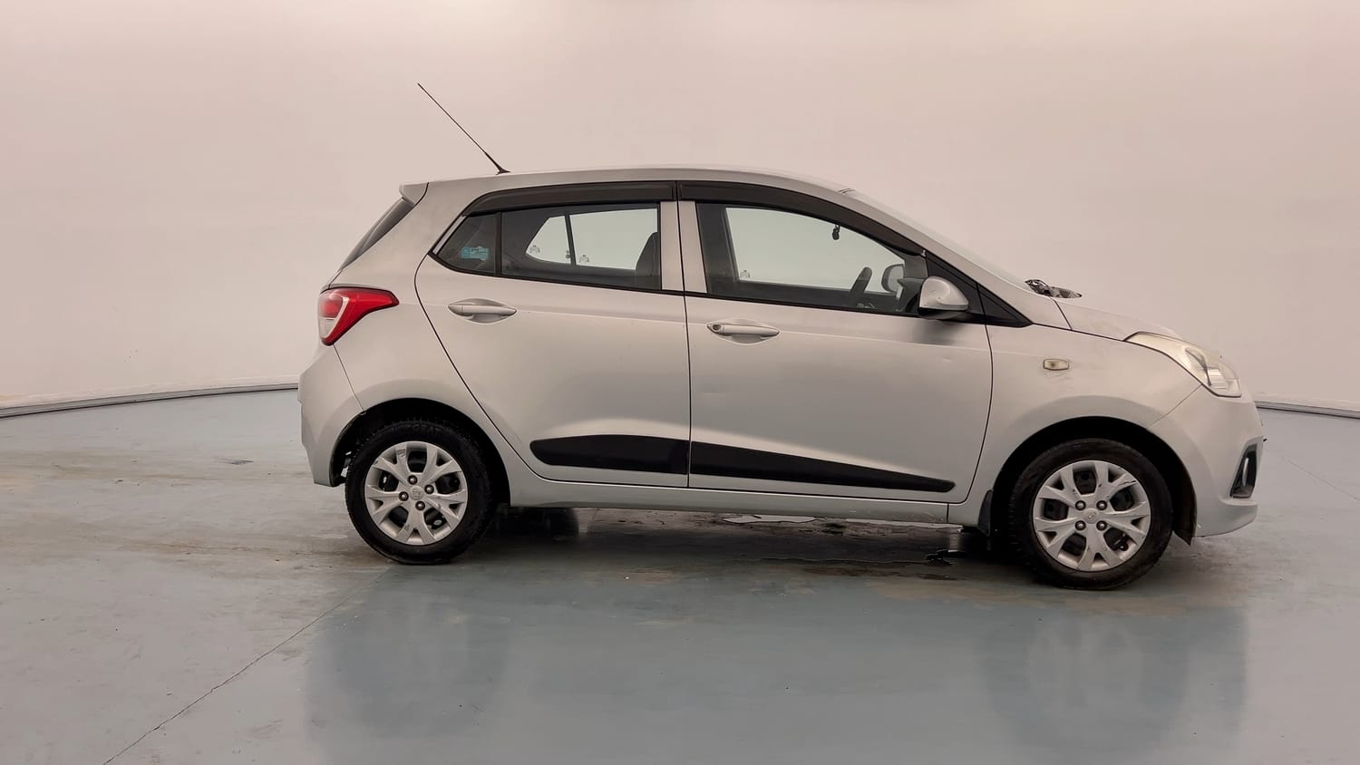 Used 2015 Hyundai Grand i10 Magna 1.2 Kappa VTVT Petrol Manual exterior RIGHT SIDE VIEW