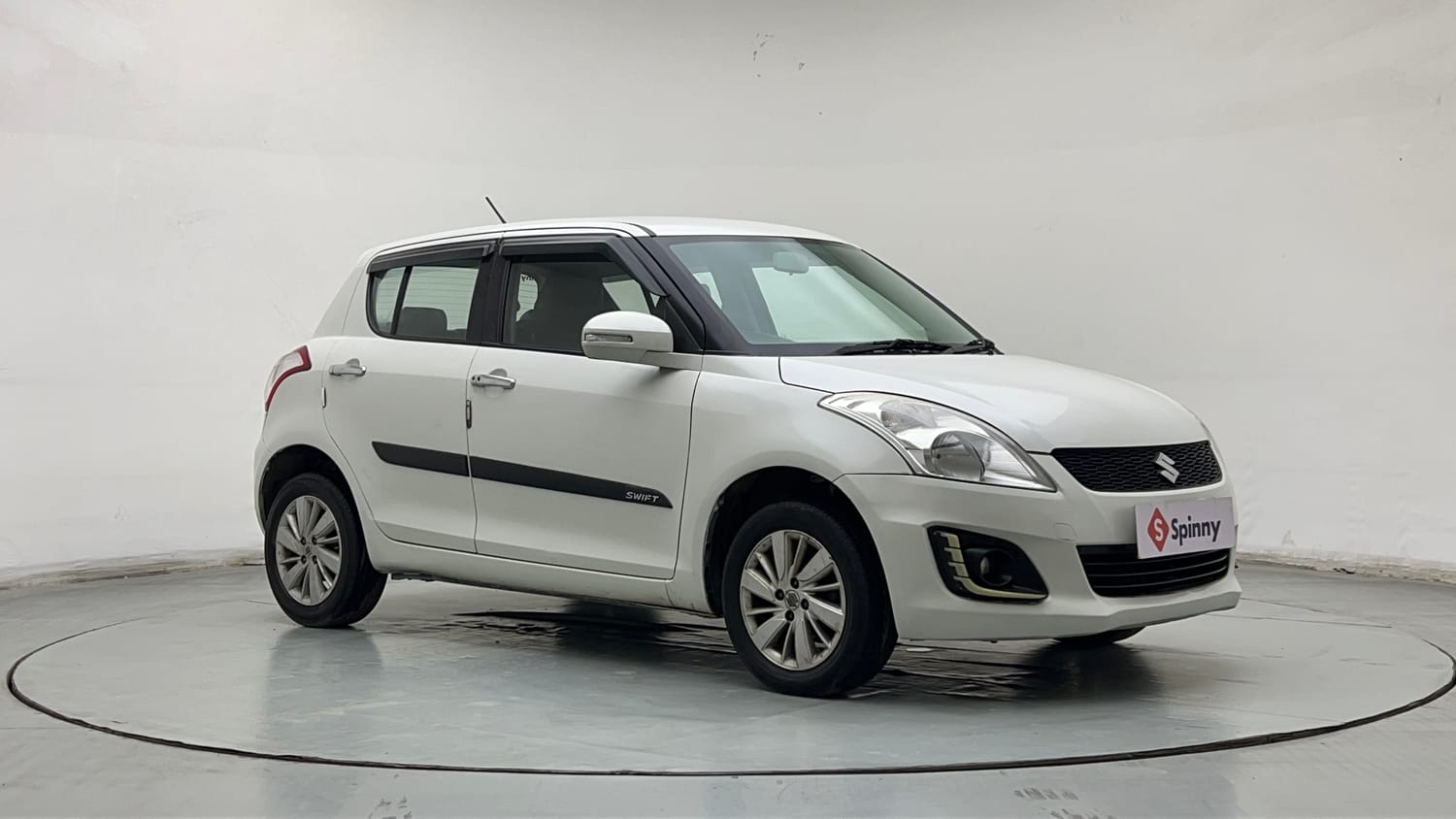 Used 2015 Maruti Suzuki Swift ZXi Petrol Manual exterior RIGHT FRONT CORNER VIEW