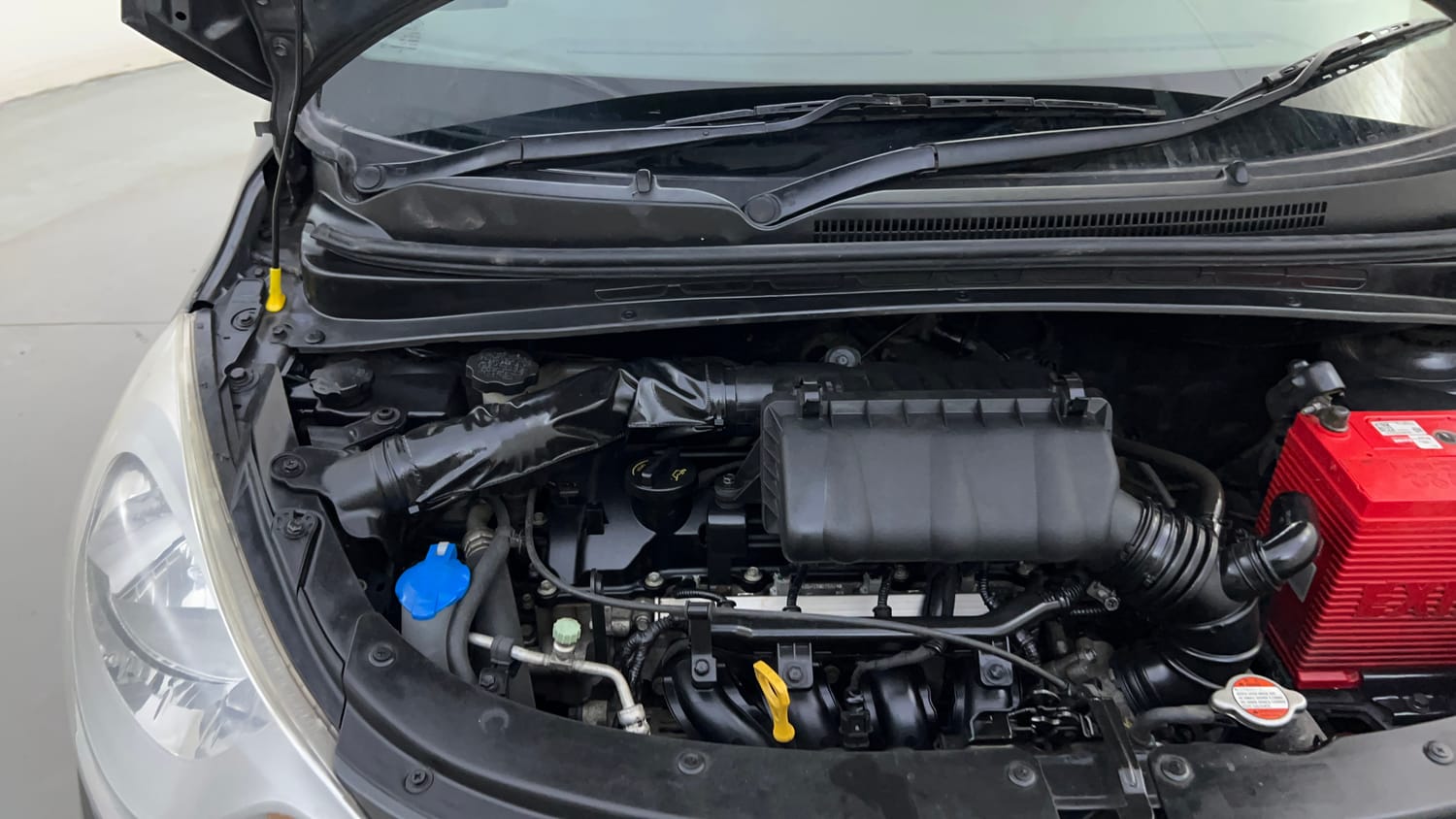 Used 2013 Hyundai i10 Sportz 1.2 Kappa2 Petrol Manual engine ENGINE RIGHT SIDE HINGE & APRON VIEW