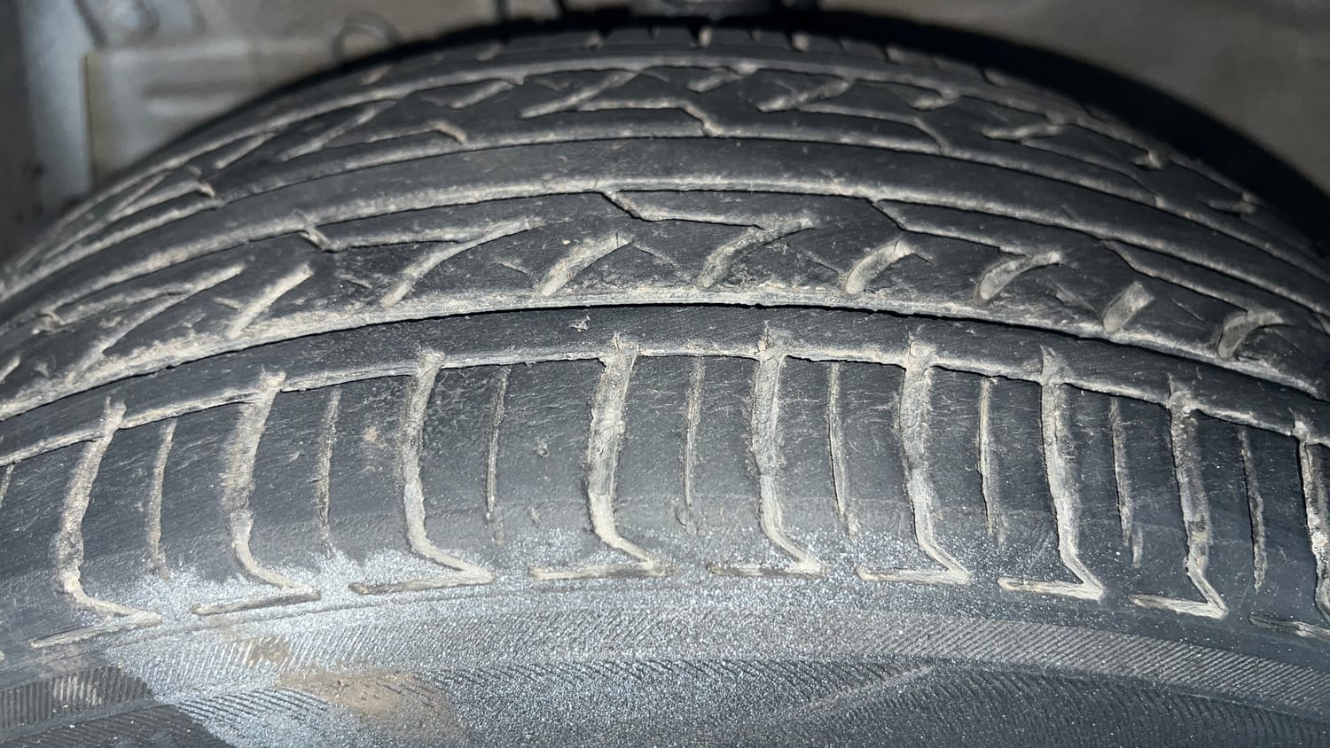 Used 2015 Maruti Suzuki Swift ZXi Petrol Manual tyres LEFT FRONT TYRE TREAD VIEW