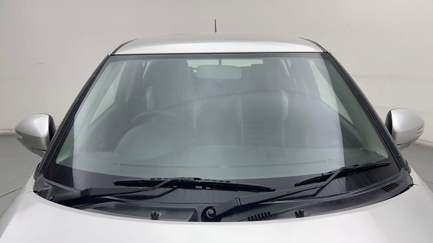 Used 2014 Maruti Suzuki Swift ZXi Petrol Manual exterior FRONT WINDSHIELD VIEW