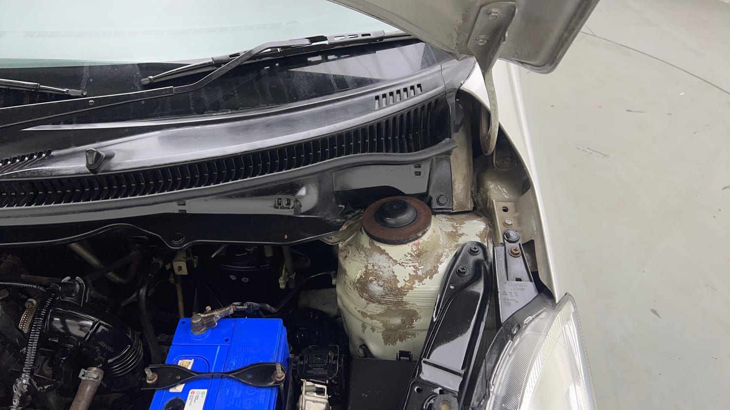 Used 2014 Maruti Suzuki Swift ZXi Petrol Manual engine ENGINE LEFT SIDE HINGE & APRON VIEW