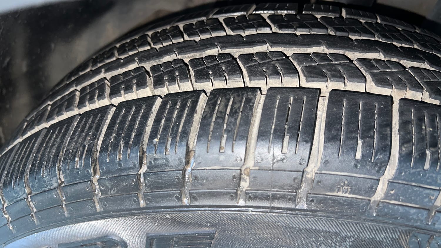 Used 2022 Volkswagen Taigun Highline 1.0 TSI MT Petrol Manual tyres RIGHT FRONT TYRE TREAD VIEW