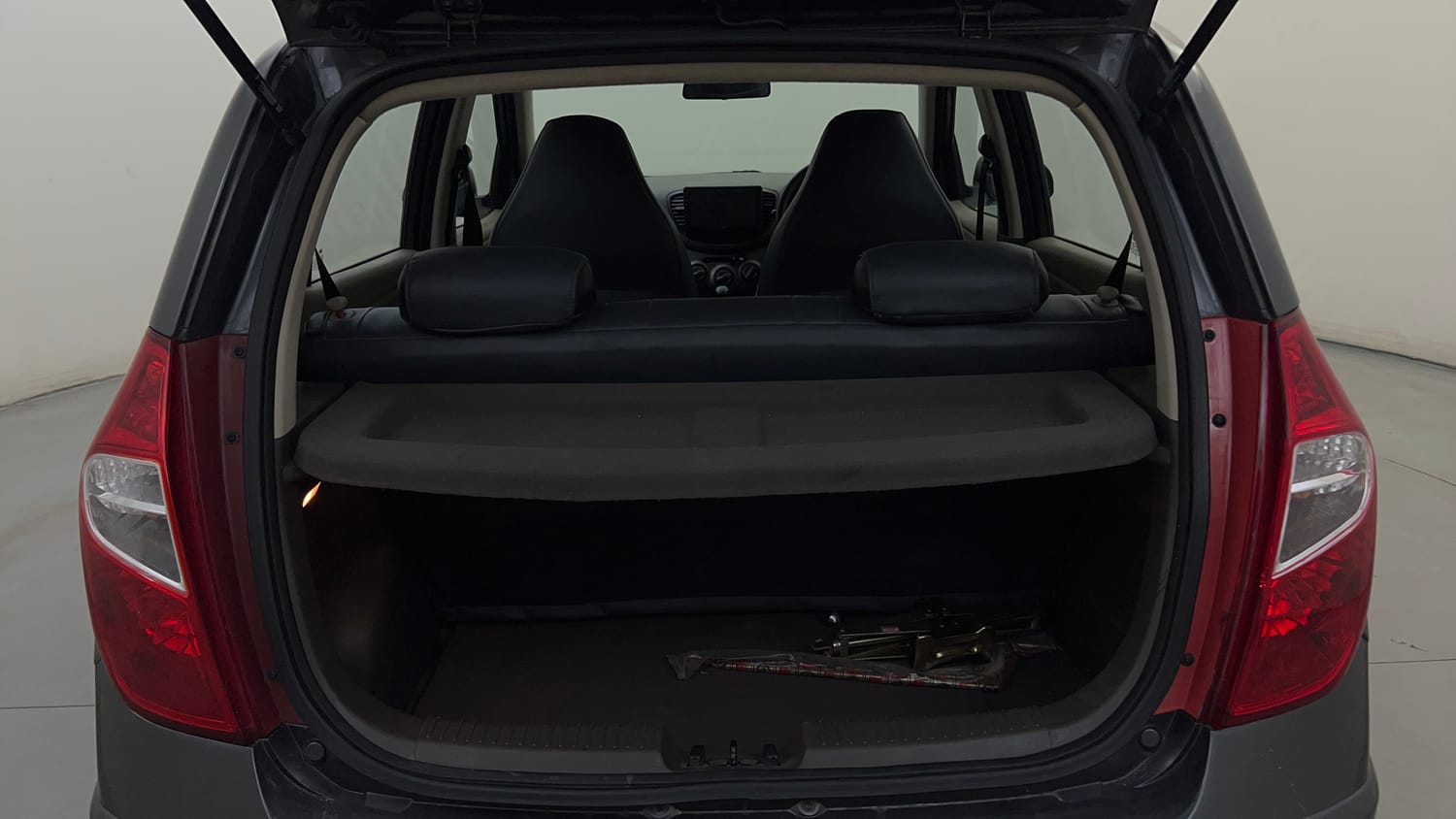 Used 2013 Hyundai i10 Sportz 1.2 Kappa2 Petrol Manual interior DICKY INSIDE VIEW
