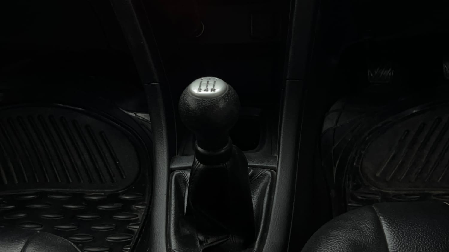 Used 2015 Maruti Suzuki Swift ZXi Petrol Manual interior GEAR  KNOB VIEW
