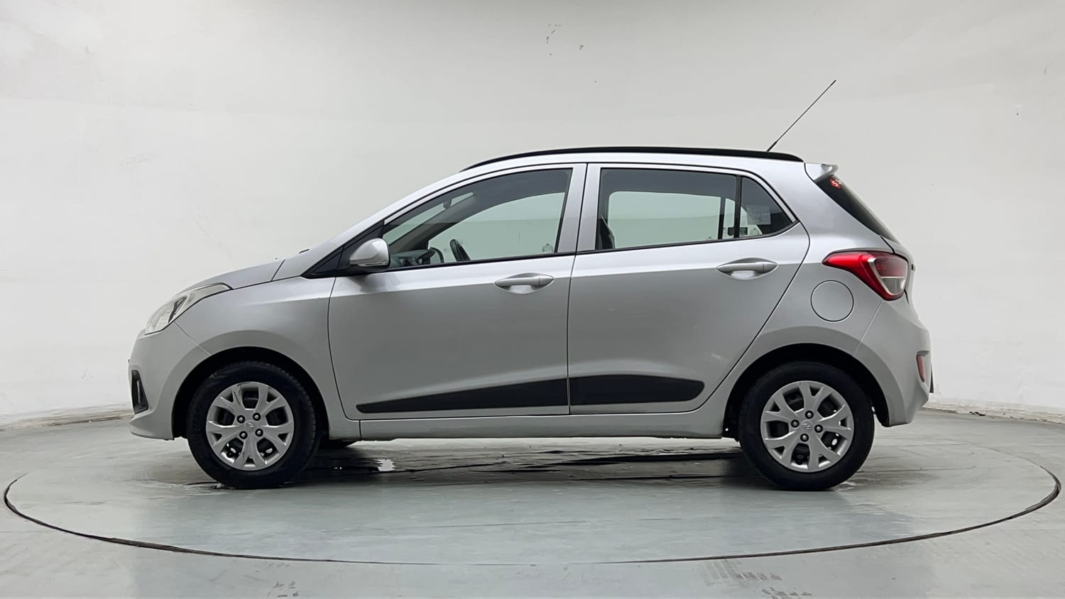 Used 2017 Hyundai Grand i10 Sportz 1.2 Kappa VTVT Petrol Manual exterior LEFT SIDE VIEW