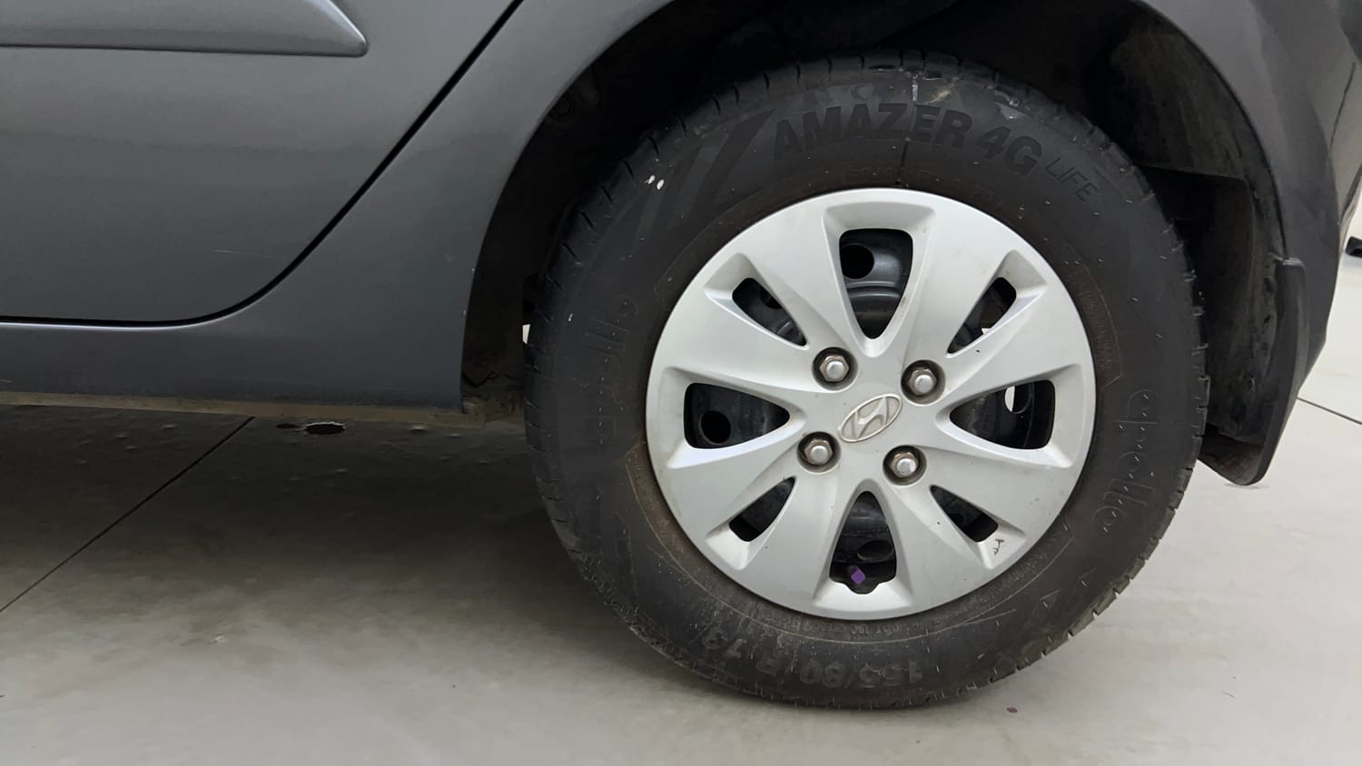Used 2013 Hyundai i10 Sportz 1.2 Kappa2 Petrol Manual tyres LEFT REAR TYRE RIM VIEW