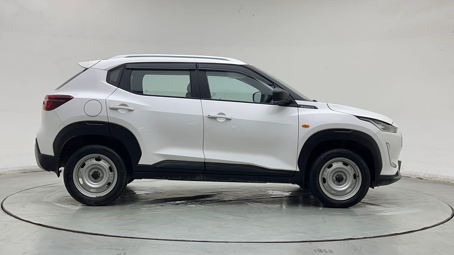 Used 2024 Nissan Magnite XE Petrol Manual exterior RIGHT SIDE VIEW