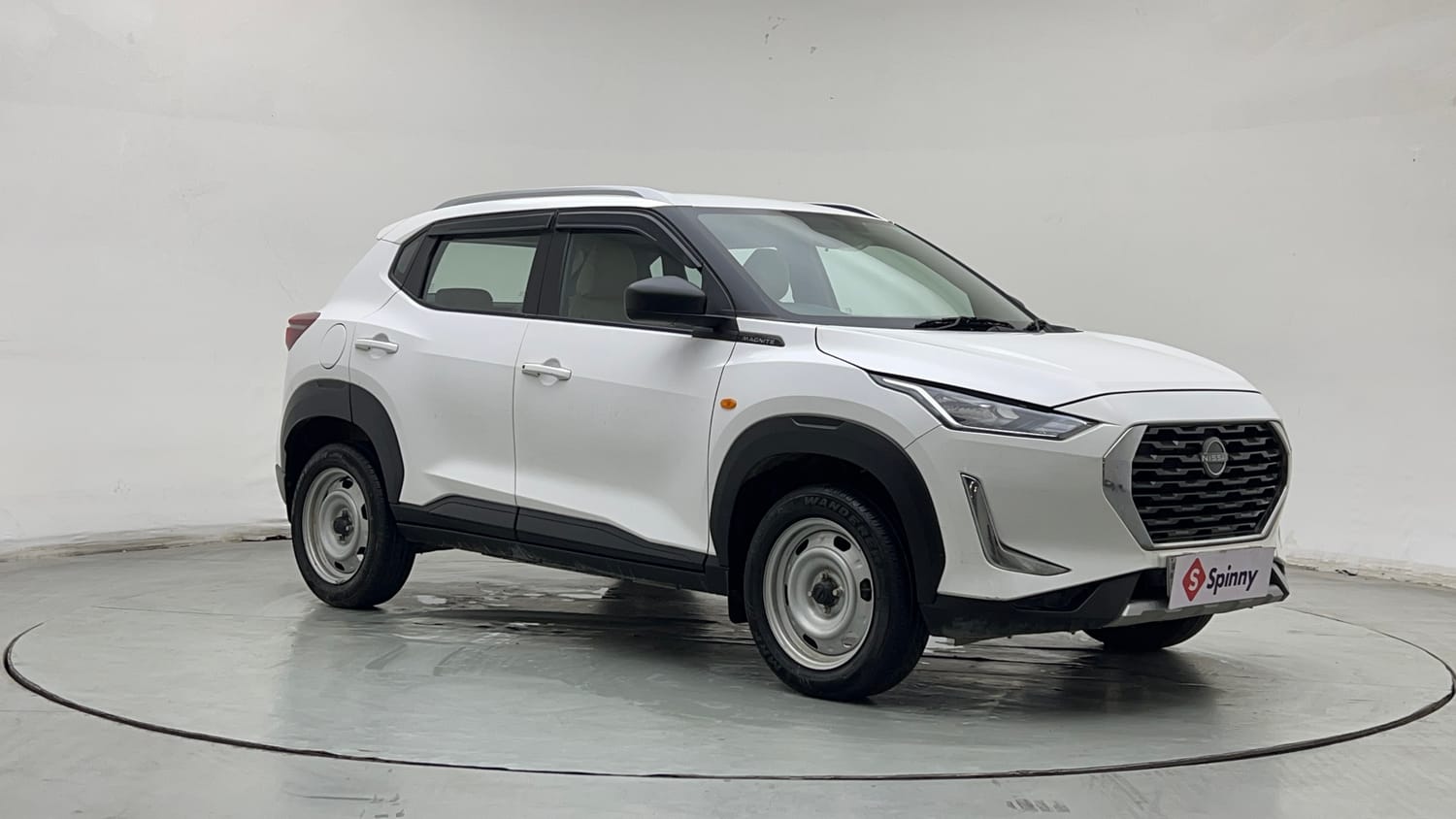 Used 2024 Nissan Magnite XE Petrol Manual exterior RIGHT FRONT CORNER VIEW