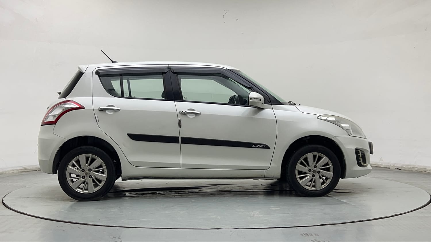 Used 2015 Maruti Suzuki Swift ZXi Petrol Manual exterior RIGHT SIDE VIEW