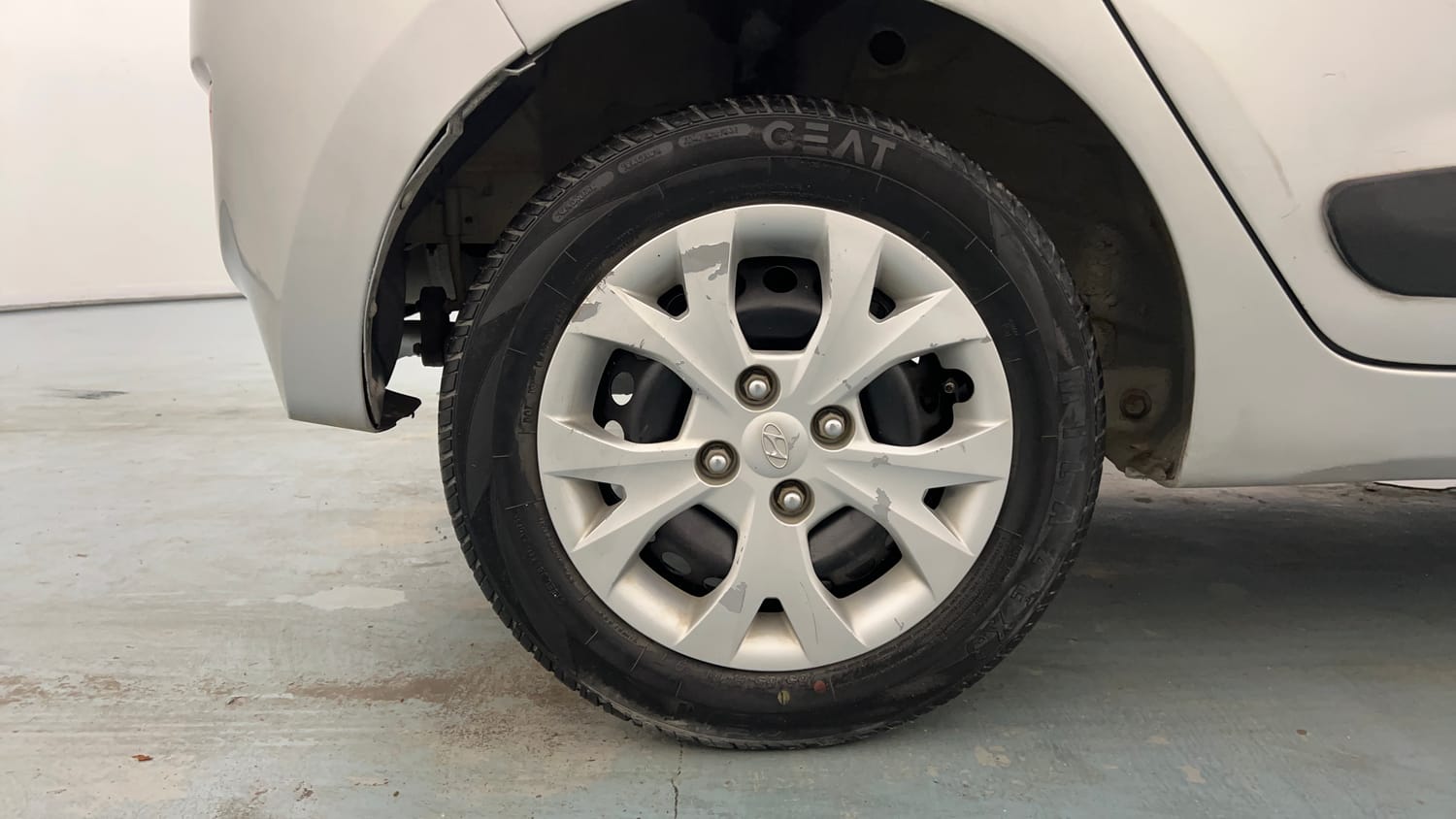 Used 2015 Hyundai Grand i10 Magna 1.2 Kappa VTVT Petrol Manual tyres RIGHT REAR TYRE RIM VIEW