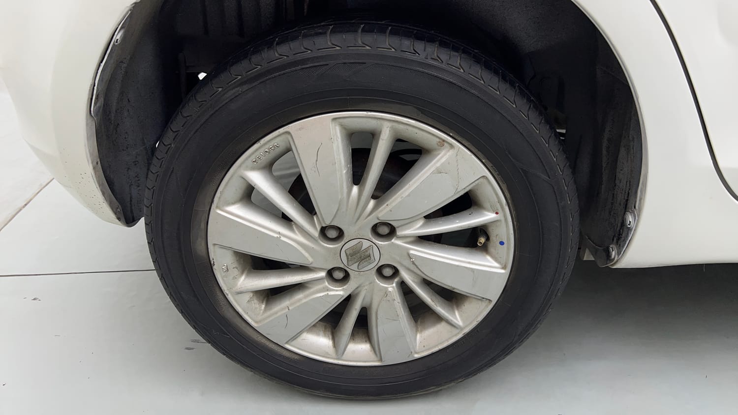 Used 2015 Maruti Suzuki Swift ZXi Petrol Manual tyres RIGHT REAR TYRE RIM VIEW