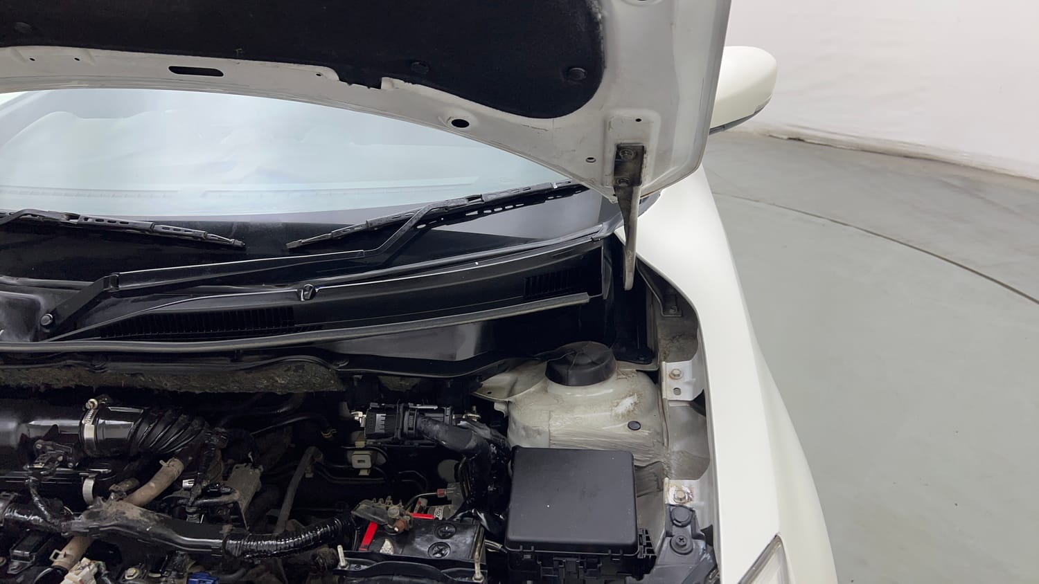 Used 2023 Maruti Suzuki Swift VXi Petrol Manual engine ENGINE LEFT SIDE HINGE & APRON VIEW