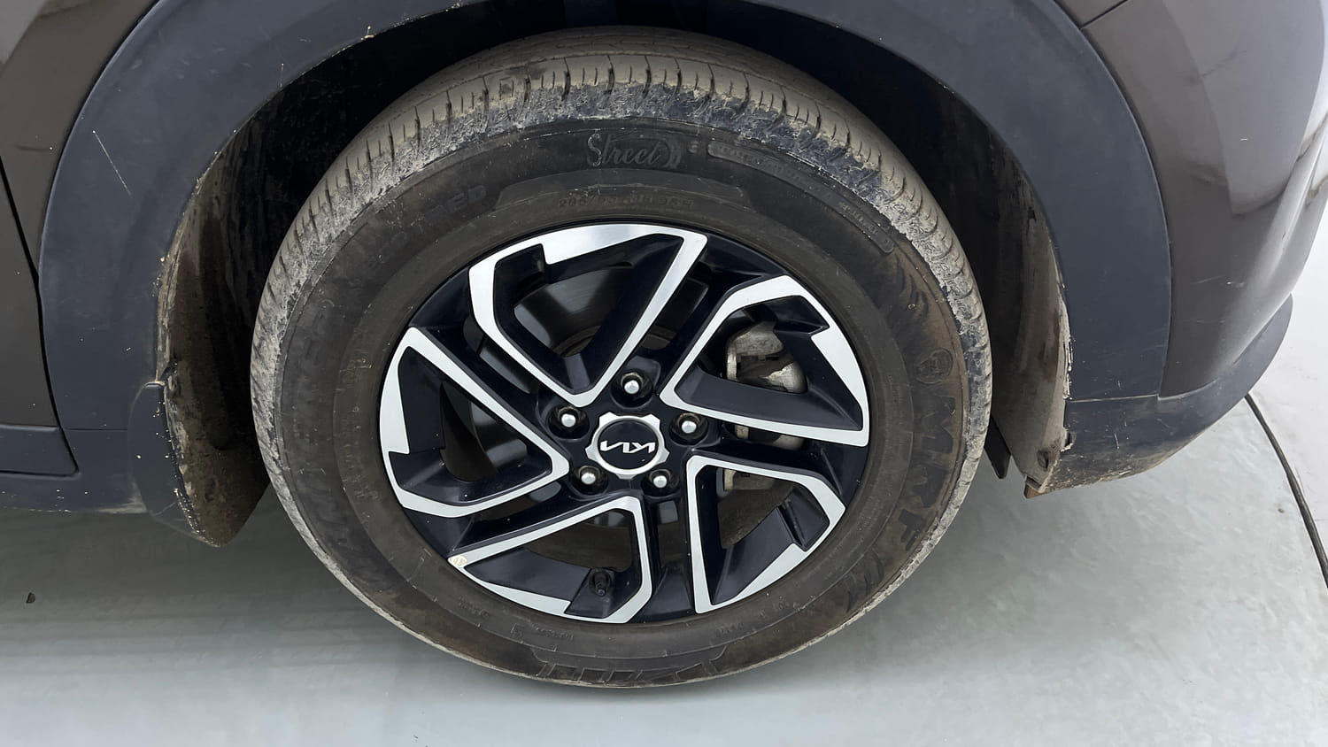 Used 2022 Kia Carens Prestige Plus 1.5 Diesel MT 7 STR Diesel Manual tyres RIGHT FRONT TYRE RIM VIEW