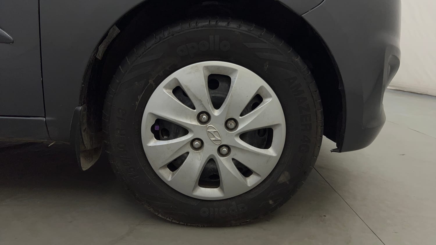 Used 2013 Hyundai i10 Sportz 1.2 Kappa2 Petrol Manual tyres RIGHT FRONT TYRE RIM VIEW