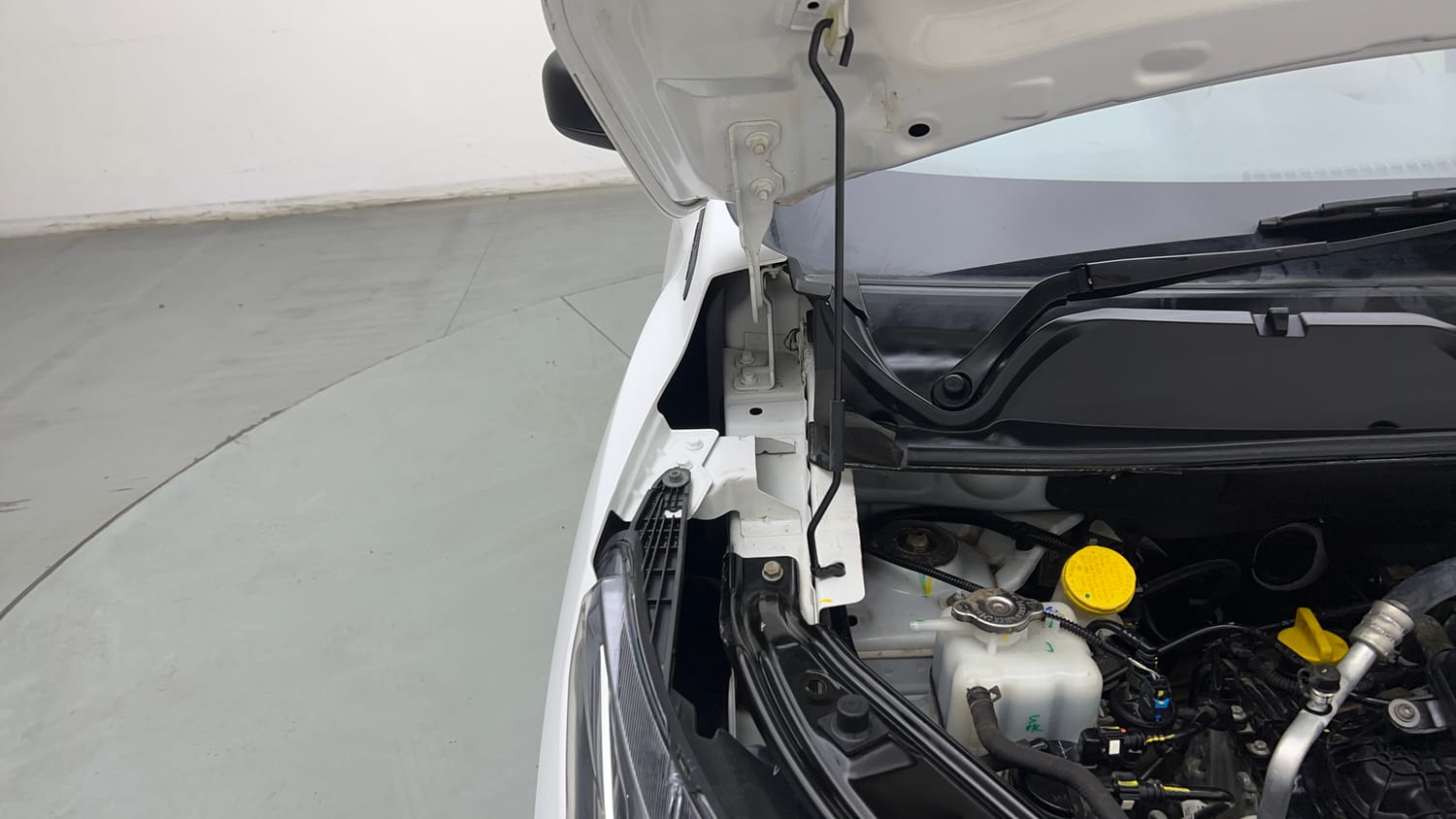 Used 2024 Nissan Magnite XE Petrol Manual engine ENGINE RIGHT SIDE HINGE & APRON VIEW
