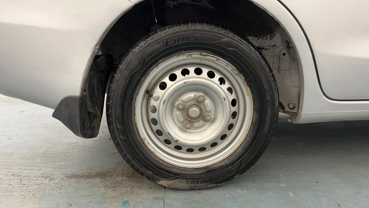 Used 2014 Honda Amaze 1.2 EX i-VTEC Petrol Manual tyres RIGHT REAR TYRE RIM VIEW