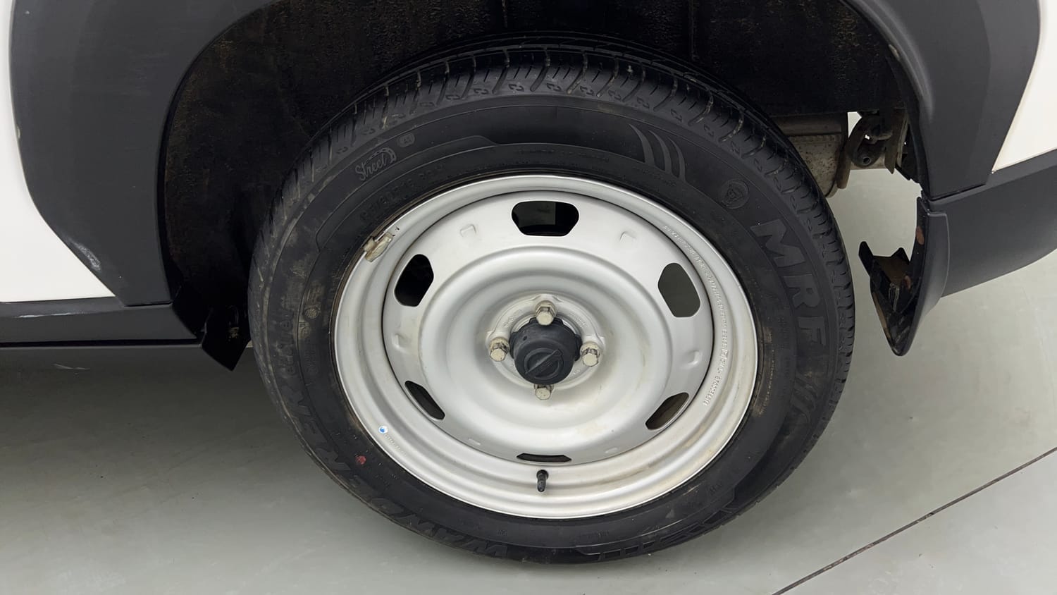 Used 2024 Nissan Magnite XE Petrol Manual tyres LEFT REAR TYRE RIM VIEW