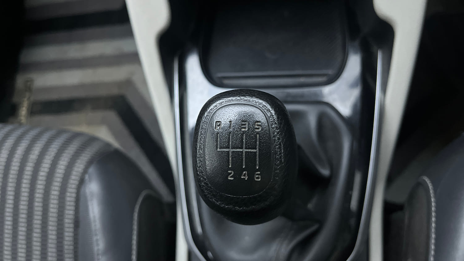 Used 2022 Kia Carens Prestige Plus 1.5 Diesel MT 7 STR Diesel Manual interior GEAR  KNOB VIEW