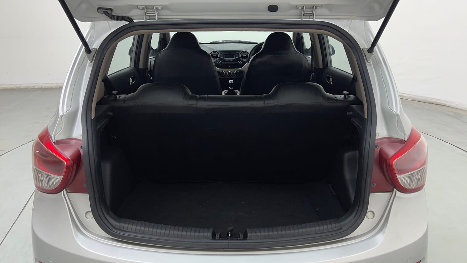 Used 2017 Hyundai Grand i10 Sportz 1.2 Kappa VTVT Petrol Manual interior DICKY INSIDE VIEW