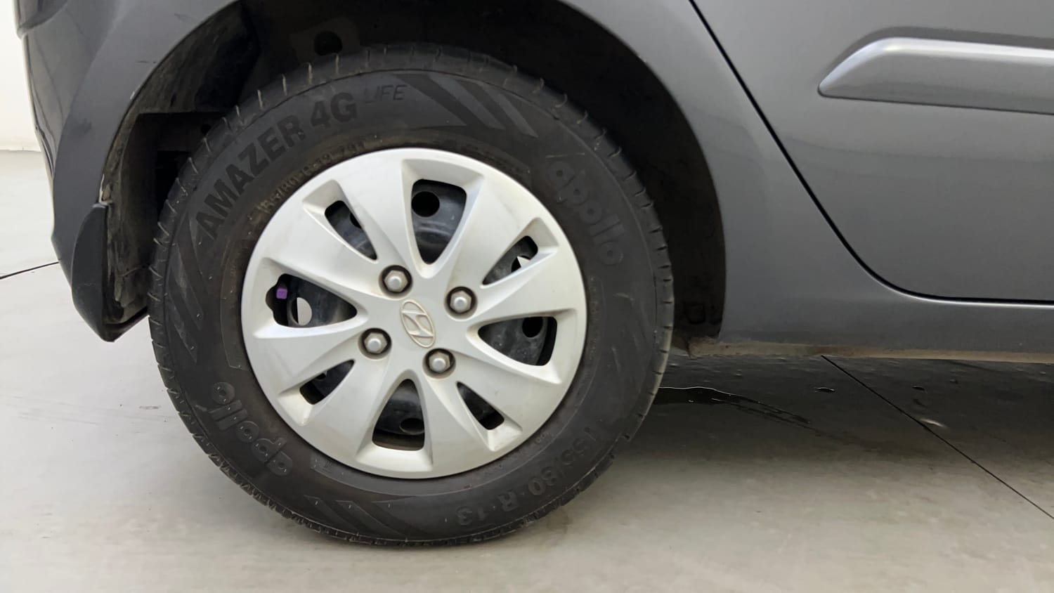 Used 2013 Hyundai i10 Sportz 1.2 Kappa2 Petrol Manual tyres RIGHT REAR TYRE RIM VIEW