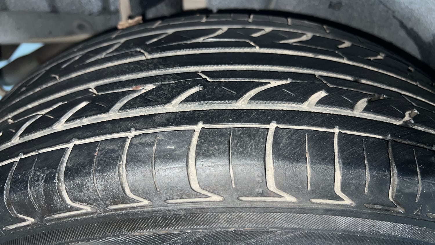 Used 2015 Maruti Suzuki Swift ZXi Petrol Manual tyres RIGHT REAR TYRE TREAD VIEW
