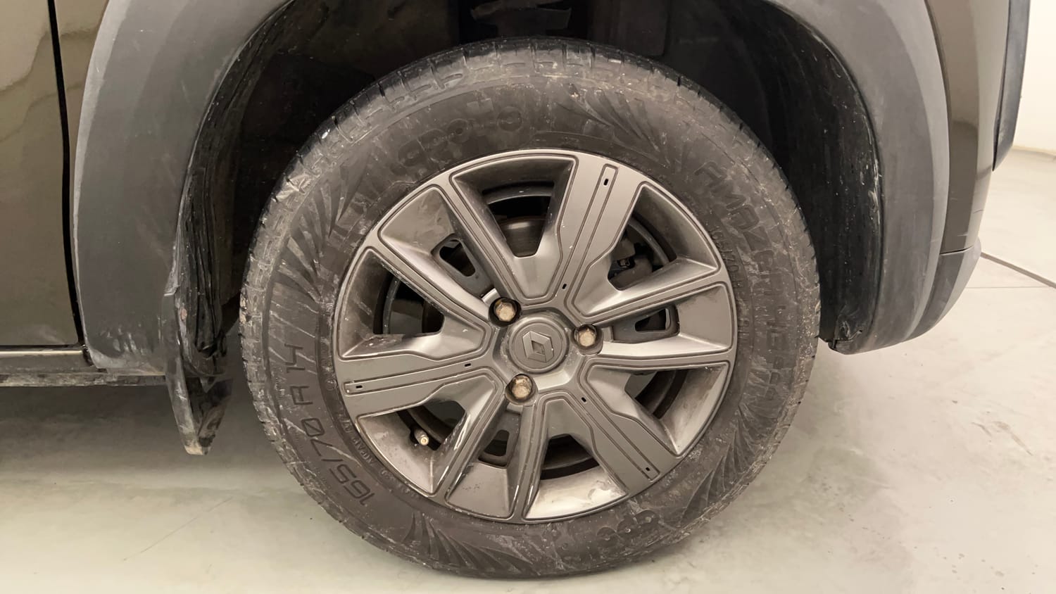 Used 2021 Renault Kwid CLIMBER 1.0 (O) Petrol Manual tyres RIGHT FRONT TYRE RIM VIEW