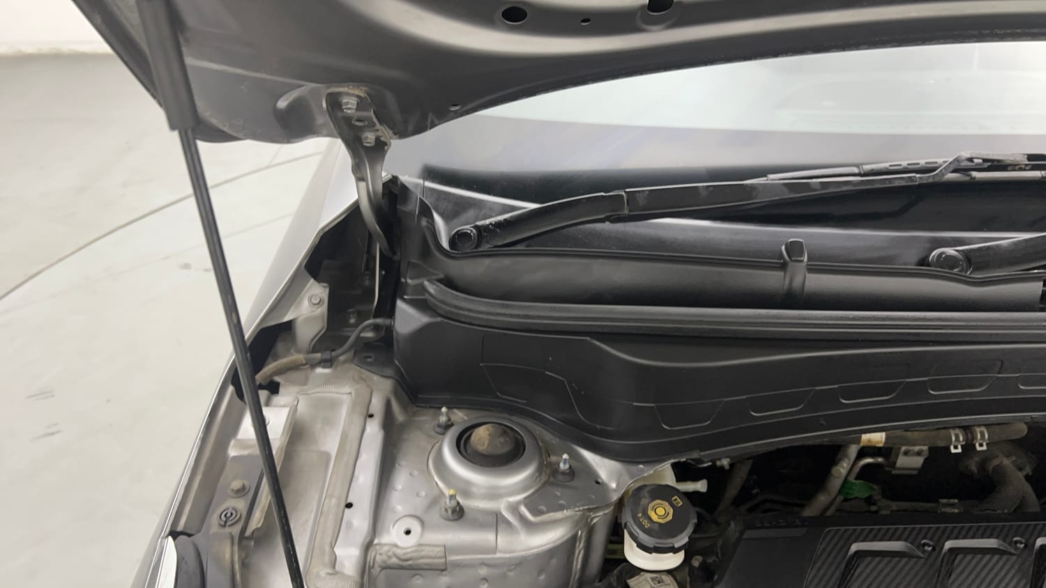 Used 2022 kia Seltos HTX 1.5 IVT Petrol Automatic engine ENGINE RIGHT SIDE HINGE & APRON VIEW