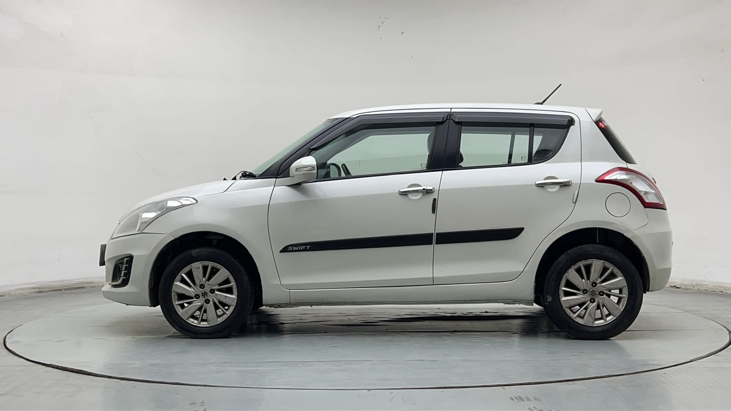 Used 2015 Maruti Suzuki Swift ZXi Petrol Manual exterior LEFT SIDE VIEW