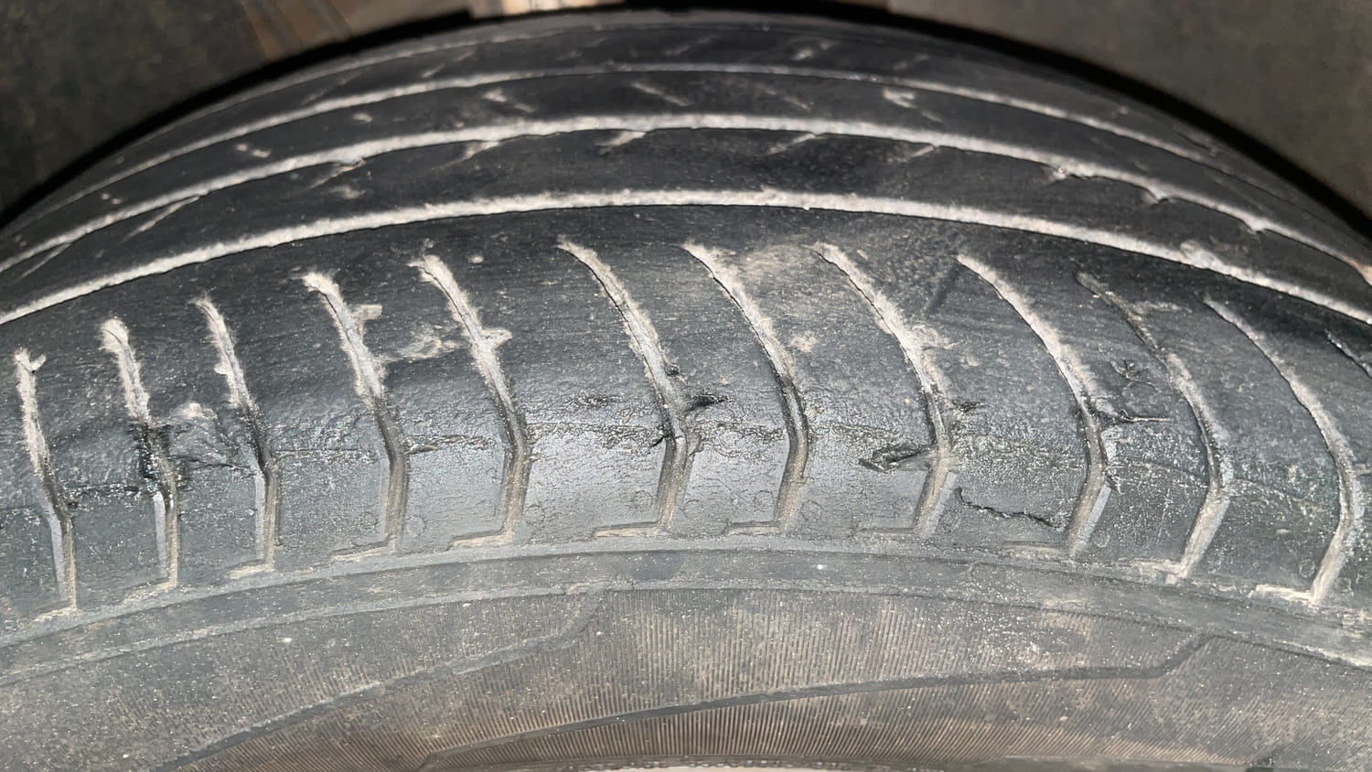 Used 2024 Skoda Kushaq Style 1.0L TSI AT Petrol Automatic tyres RIGHT FRONT TYRE TREAD VIEW