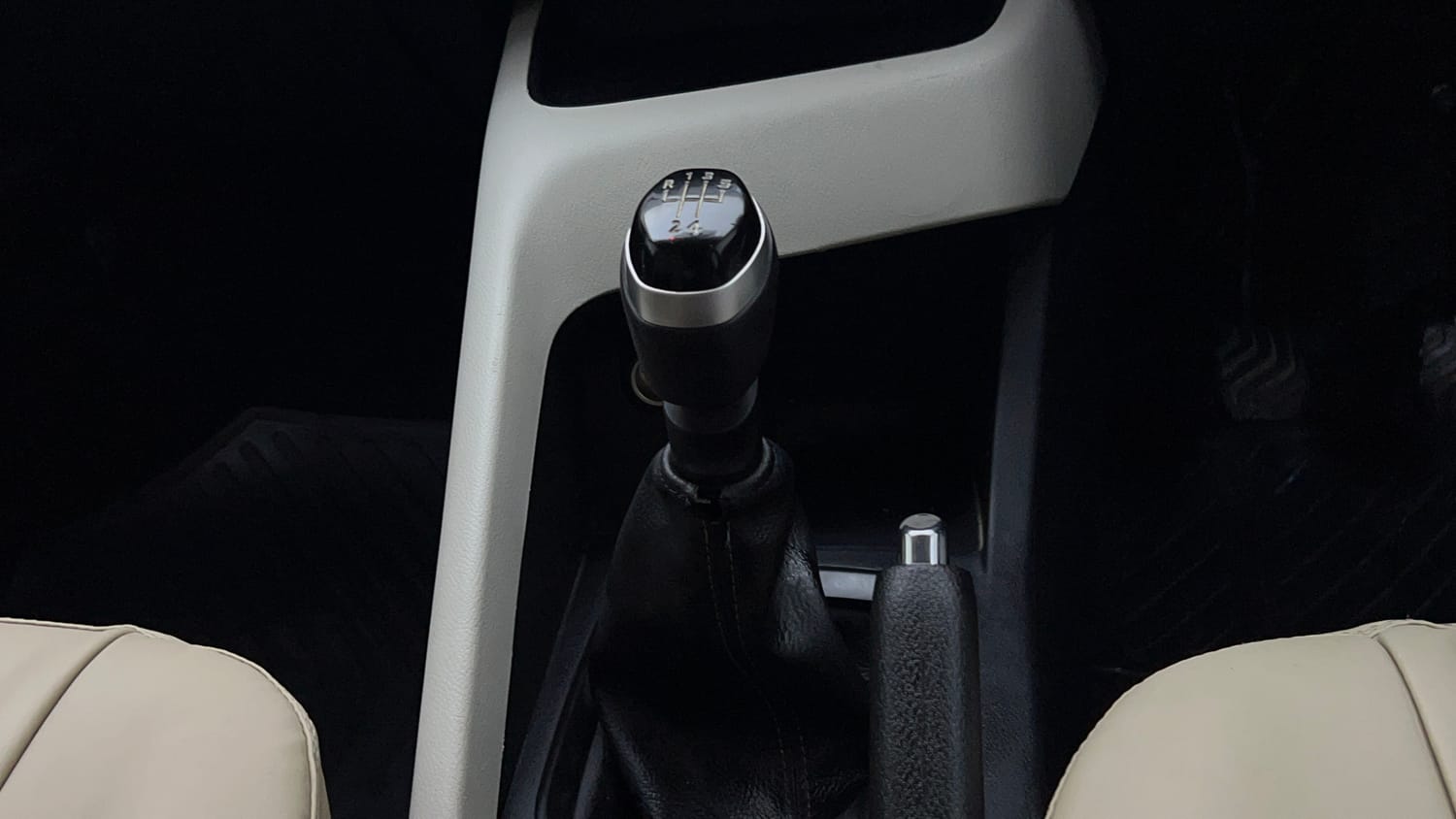 Used 2024 Nissan Magnite XE Petrol Manual interior GEAR  KNOB VIEW