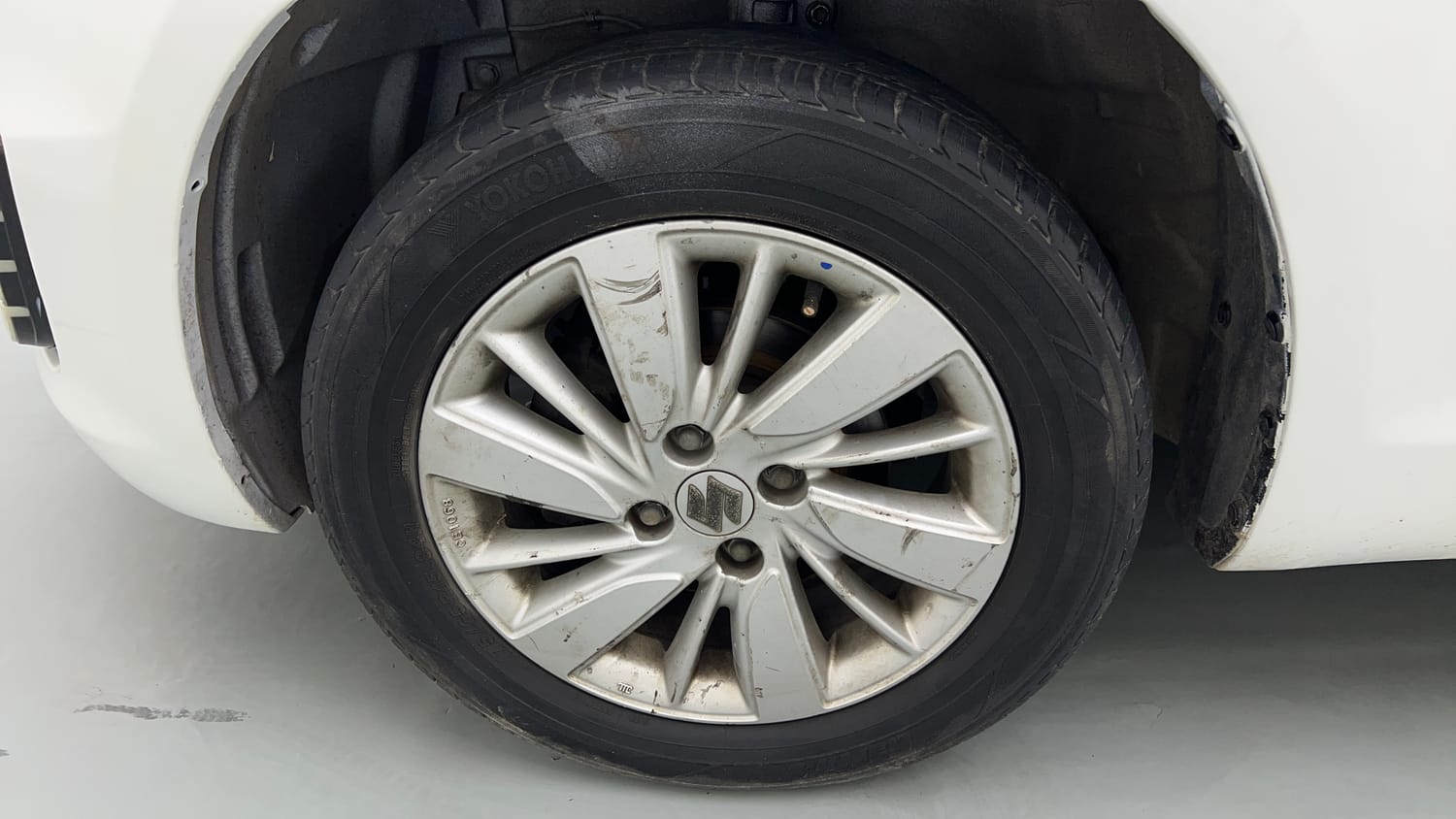 Used 2015 Maruti Suzuki Swift ZXi Petrol Manual tyres LEFT FRONT TYRE RIM VIEW