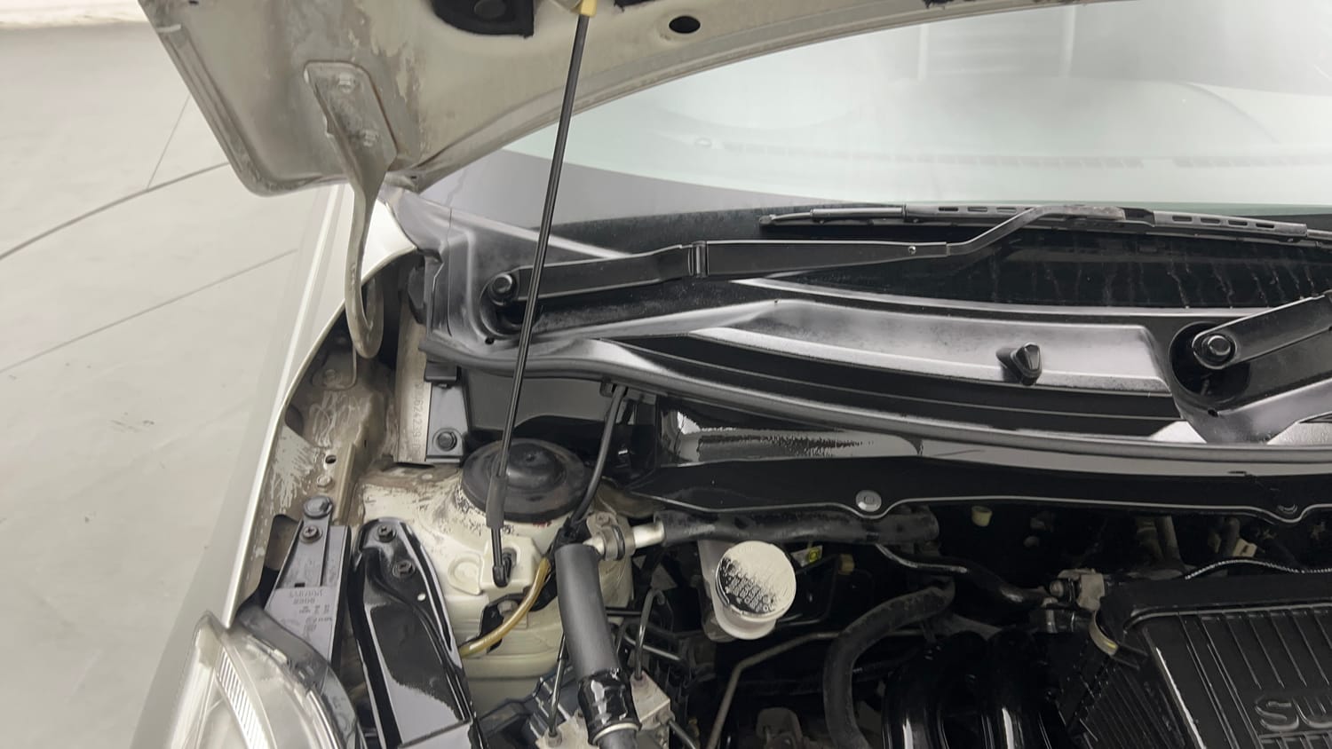Used 2014 Maruti Suzuki Swift ZXi Petrol Manual engine ENGINE RIGHT SIDE HINGE & APRON VIEW