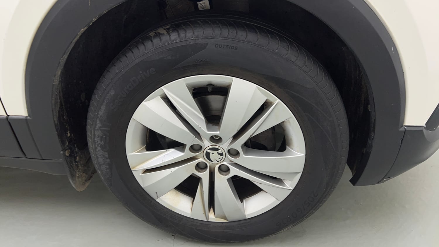 Used 2023 Skoda Kushaq Ambition 1.0L TSI MT Petrol Manual tyres RIGHT FRONT TYRE RIM VIEW